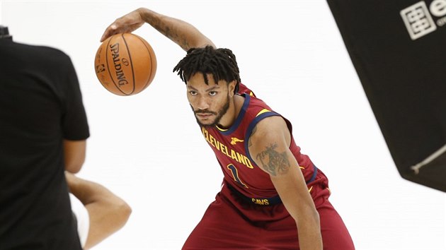 Derrick Rose p�zuje na fotky Clevelandu.