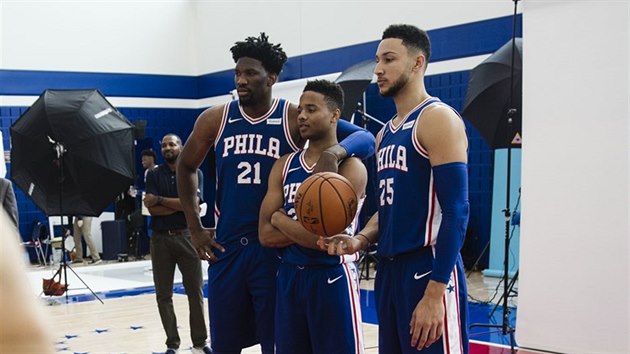 Joel Embiid, Markelle Fultz a Ben Simmons (zleva) z Philadelphie pzuj fotografm.