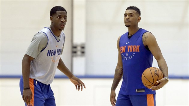Xavier Rathan-Mayes (vpravo) a Damyean Dotson bojuj o msto v kdru NY Knicks.