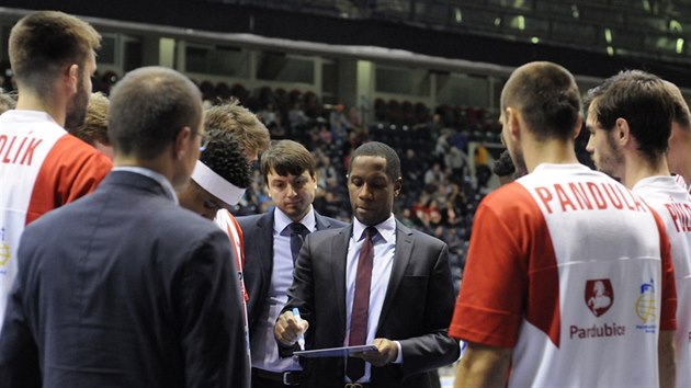 Pardubit basketbalist naslouchaj Levellu Sandersovi.