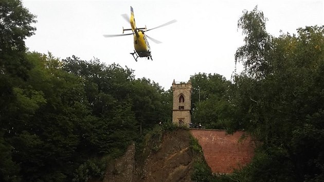 U pádu dvojice v lesoparku Čeřovka v Jičíně zasahoval vrtulník (19.9.2017).