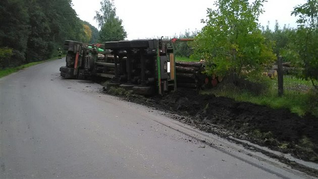 U Ster na Hradecku se pod kamionem utrhla krajnice (25.9.2017).