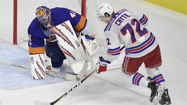 Filip Chytil z NY Rangers zkouší překonat Jaroslava Haláka v brance NY Islanders.