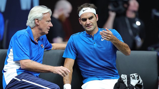 PORADA. Roger Federer (vpravo) a kapitn vbru Evropy Bjrn Borg v diskusi.