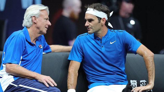 PORADA. Roger Federer (vpravo) a kapitn vbru Evropy Bjrn Borg v diskusi.