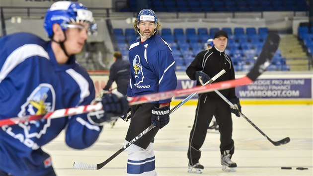 Hokejista Jarom�r J�gr (uprost�ed) na kladensk�m tr�ninku
