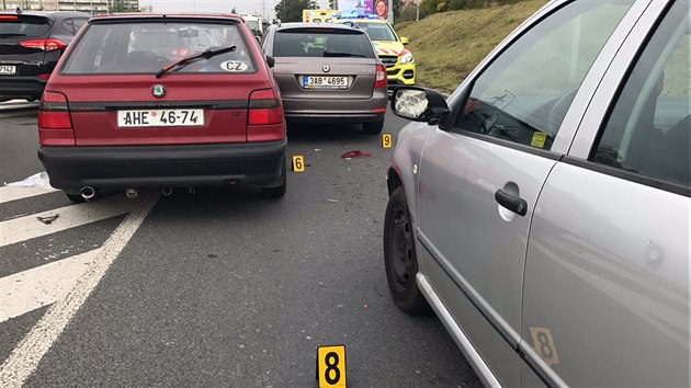 �idi� st�l v kolon� v ulici Na Jelen�ch, p�i tom naboural dv� auta p�ed n�m. (21.9.2017)