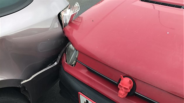 Sedmadvacetilet� �idi� naboural do dvou aut 
v Praze 11 v ulici Na Jelen�ch. (21.9.2017)