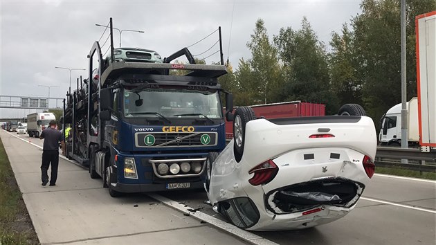 Nehoda zbrzdila dopravu Praskm okruhu u obce Oech. (25.9.2017)