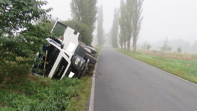 Nehoda mezi Blejovem a Chotim. Nkladn auto skonilo v pkopu. (19.9. 2017)