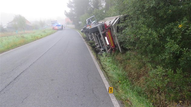 Nehoda mezi Blejovem a Chotim. Nkladn auto skonilo v pkopu. (19.9. 2017)