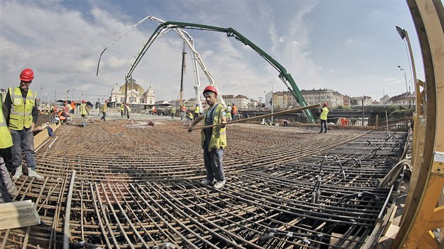 Betonovn novho elezninho mostu u Hlavnho vlakovho ndra v Plzni. (23. 9. 2017)