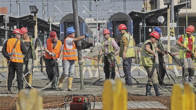 Betonovn novho elezninho mostu u Hlavnho vlakovho ndra v Plzni. (23. 9. 2017)