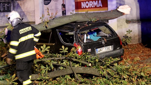 Ulomen vtev poniila v Plzni ti automobily.