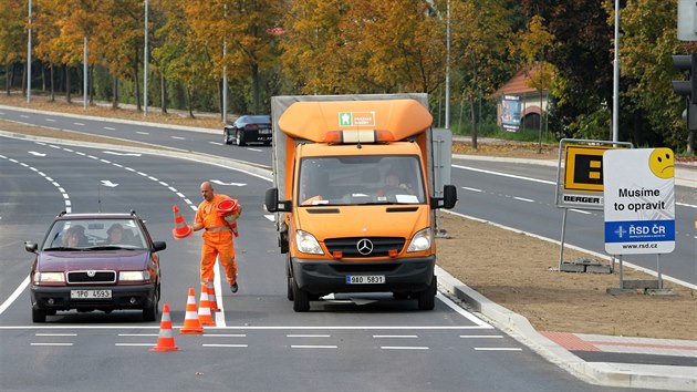 V noci ze soboty na nedli se po ron rekonstrukci oteve Studentsk ulice v Plzni. (29. 9. 2017)