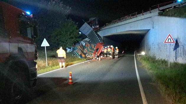 Nehoda dvou nkladnch aut na Brnnsku uzavela dlnici D52 ve smru na Brno. Jeden z kamion pevel asi est tisc kuat, spadl z dlninho mostu.