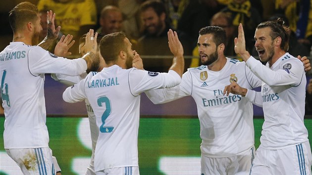 MADRIDSK RADOST. Fotbalist Realu slav gl Garetha Balea (vpravo), dky ktermu v Dortmundu vedli nad Borussi 1:0.