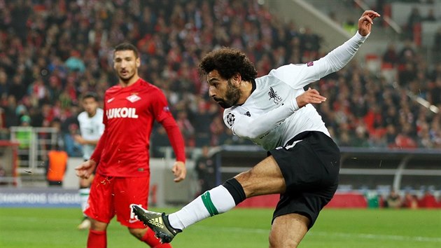 Mohamed Salah z Liverpoolu pl na brnu bhem utkn Ligy mistr proti Spartaku Moskva.