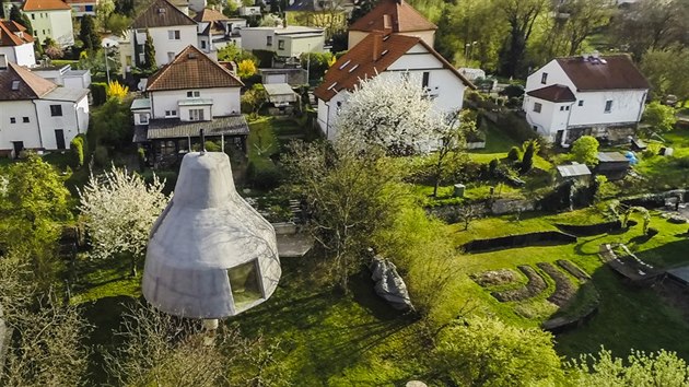 D�m v sadu v pra�sk�ch Kyj�ch vyrostl mezi �esti vzrostl�mi stromy. 