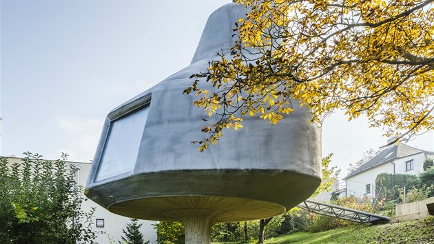 Autorem Domu v sadu je architekt Jan ��pka.