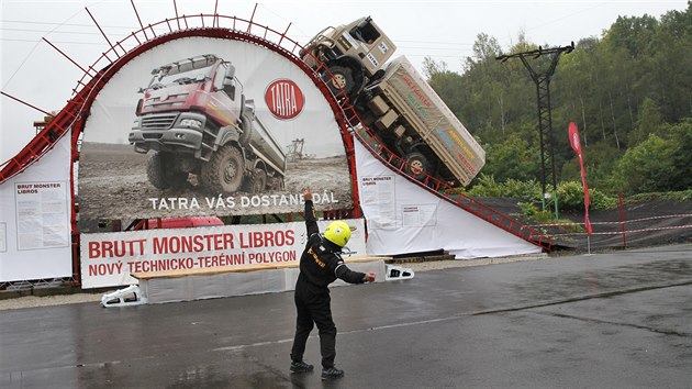 Vlezlý déšť zmařil snahu Libora Václavíka vytvořit světový rekord ve zdolání nejvyšší technické překážky nákladním automobilem Tatra 810.