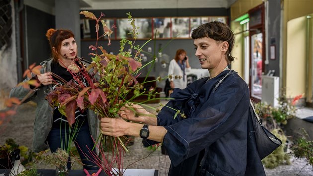 Zahradní architektka Lucie Králíková připraví kytici na míru až na základě rozhovoru se zájemcem.