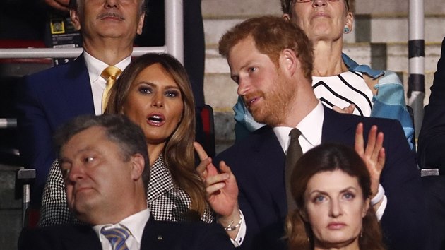 Prvn dma USA Melania Trumpov a britsk princ Harry sedli na zahjen Invictus Games vedle sebe (Toronto, 23. z 2017).