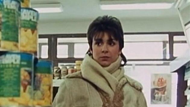 Scéna ze seriálu Druhý dech (1988), kde Ilona Svobodová ukradla v samoobsluze dvě konzervy ananasu.