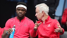 CENNÉ RADY. Frances Tiafoe poslouchá pokyny, které udílí John McEnroe.