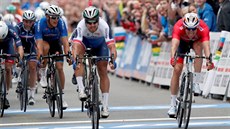 PARÁDNÍ FINI.  Peter Sagan (druhý zprava) a Alexander Kristoff (vpravo) bojují...