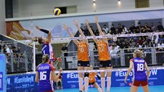 eské volejbalistky útoí v utkání s Nizozemskem.