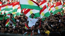 Na tyicet tisíc iráckých Kurd demonstrovalo na stadionu v Irbílu za...
