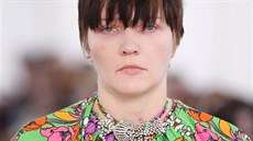 Stylistka Lotta Volková v roli modelky na pehlídce Balenciaga, jaro - léto 2017