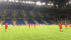 POD ST�ECHOU. Fotbalisté Slavie si zatrénovali pod zata�enou st�echou stadionu...