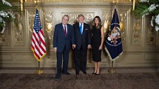 Miloš Zeman na fotografii s Donaldem Trumpem a jeho manželkou Melanií
