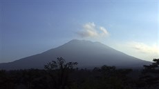 Indonéská sopka Agung hrozí erupcí (23. záí 2017).