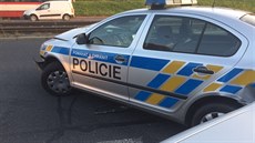 Pronásledovaný v�z vybrzdil policisty, ti nabourali do zaparkovaných aut (29....