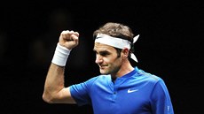 DALÍ BOD PRO EVROPU. Roger Federer oslavuje vítzství nad Samem Querreym v...