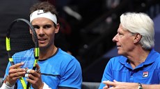 Rafael Nadal se bhem pestávky utkání Laver Cupu radí s Björnem Borgem.