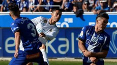 Ronaldo z Realu Madrid stílí na bránu Deportiva Alavés.