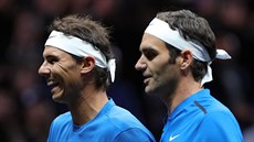 V DOBRÉ NÁLAD. Rafael Nadal (vlevo) a Roger Federer ve spolené tyhe v...