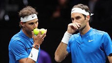 Roger Federer a Rafael Nadal diskutují bhem Laver Cupu. 