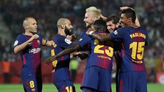 Fotbalisté Barcelony oslavují gól na hřišti Girony.