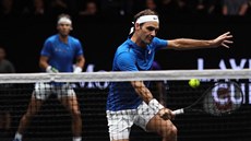 Roger Federer (vpravo) a Rafael Nadal pi spolené tyhe