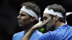PORADA. Roger Federer (vpravo) a Rafael Nadal pi spolené tyhe.