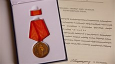 Arménské státní vyznamenání, který obdr�el �eský poslanec Robin Böhnisch...