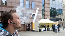 Pomoci Libere�an�m p�estat s kou�ením dorazil do centra m�sta osv�tový stánek v...