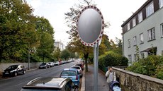 �V zrcadlech není nic vid�t, pov�t�inou jsou zastín�ná autobusy, parkujícími...