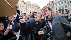 Tenista Roger Federer vyrazil do davu fanouk na Staromstském námstí. (20....