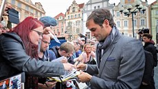 Tenista Roger Federer vyrazil do davu fanouk na Staromstském námstí. (20....